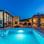 别墅 Vrcevan Modernes Haus Mit Pool 梅杜林