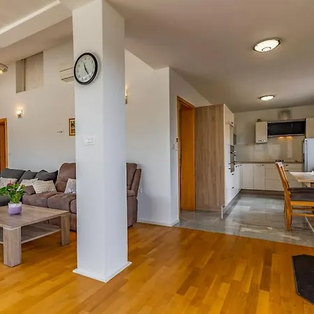 Vrcevan Modernes Haus Mit Pool *